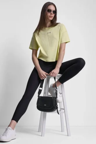 Camiseta con logo metálico