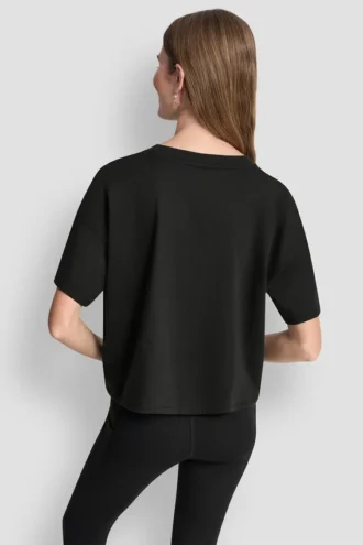 Camiseta con logo metálico