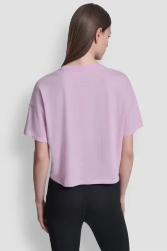 Camiseta con logo metálico