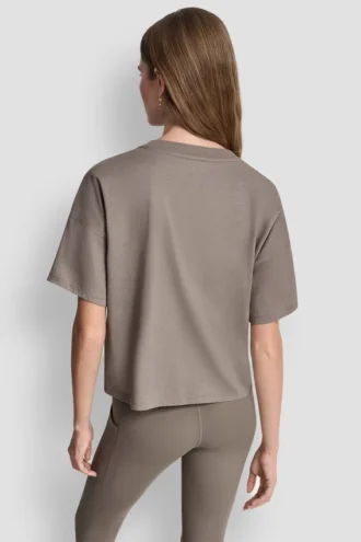 Camiseta con logo metálico