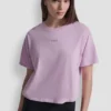 Camiseta con logo metálico