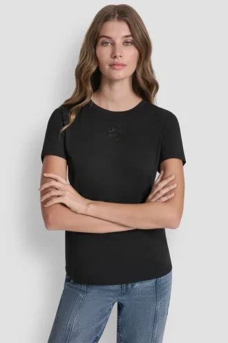 Camiseta con logotipo de ojales apilados de DKNY