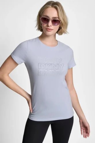 Camiseta con logotipo de triple lámina de pedrería