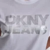 Camiseta con pedrería apilada de DKNY Vaqueros