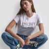 Camiseta con pedrería apilada de DKNY Vaqueros
