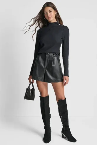 Camiseta de manga larga con cuello alto y botones decorativos en los hombros