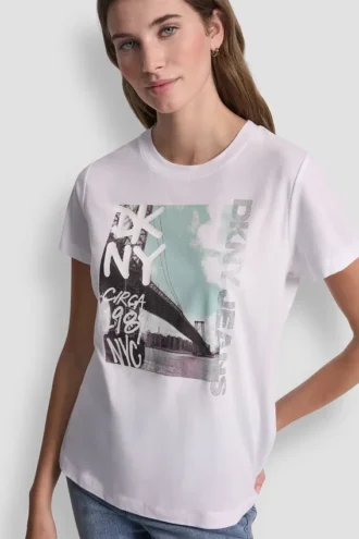 Camiseta DKNY con grafitis de pedrería