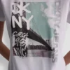 Camiseta DKNY con grafitis de pedrería
