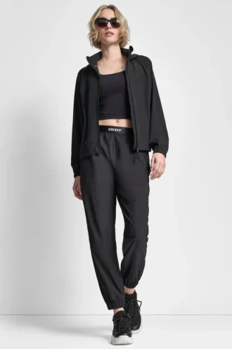 Chaqueta corta con capucha y logotipo