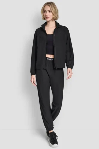 Chaqueta corta con capucha y logotipo