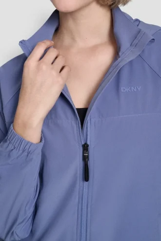 Chaqueta corta con capucha y logotipo