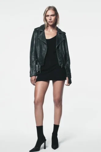 Chaqueta motera de cuero desgastado