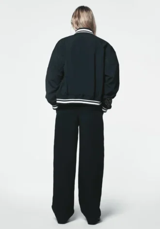 Chaqueta universitaria con insignias y parches de 1989