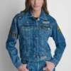 Chaqueta vaquera con parches y pins