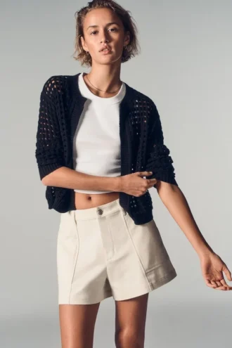 Pantalón corto de talle medio con bolsillos de parche