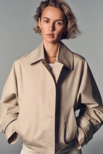 Gabardina militar corta de un solo pecho