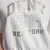 Jersey con logo DKNY 1989 con tachuelas