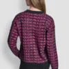 Jerséis con logo y textura de piel