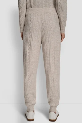 Jerséis de punto trenzado y pantalones Jogger