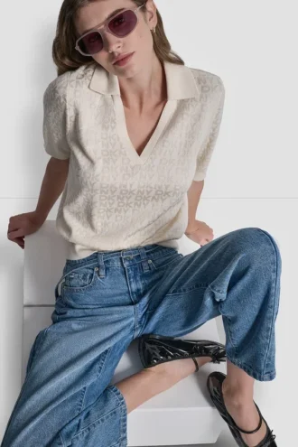 Jerséu con cuello polo y logotipo de pedrería