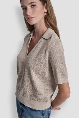 Jerséu con cuello polo y logotipo de pedrería