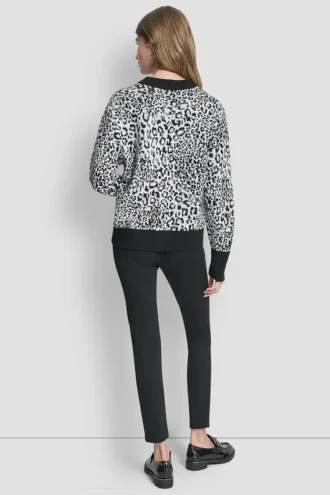 Jerséu de punto con logo de leopardo