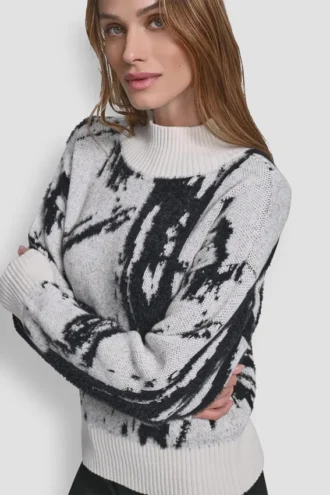 Jerséu oversize con intrincados detalles