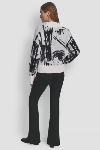 Jerséu oversize con intrincados detalles