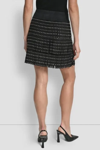 Minifalda de ante sintético con tachuelas y flecos