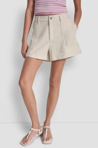 Pantalón corto de talle medio con bolsillos de parche