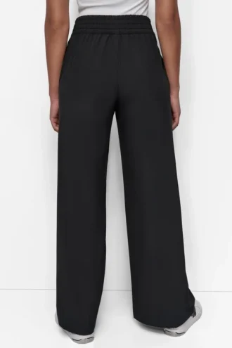 Pantalón de talle alto y pierna ancha