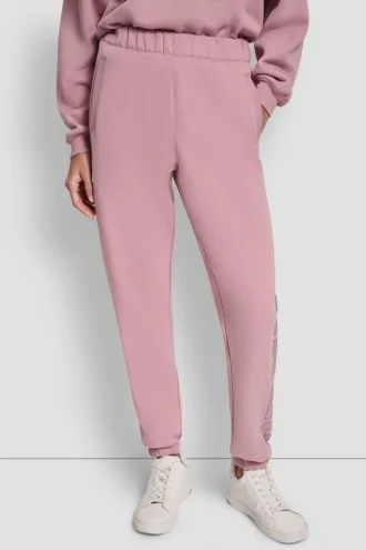 Pantalón jogger de talle alto con corte holgado y logotipo universitario de pedrería en relieve