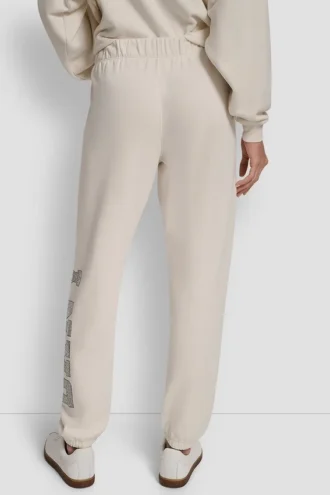 Pantalón jogger de talle alto con corte holgado y logotipo universitario de pedrería en relieve