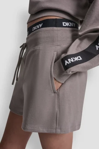 Pantalones cortos de chándal de talle alto con logo en la cintura
