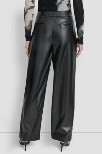 Pantalones de pierna ancha con pliegues en la parte delantera