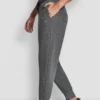 Pantalones Jogger con logo de pedrería y puños
