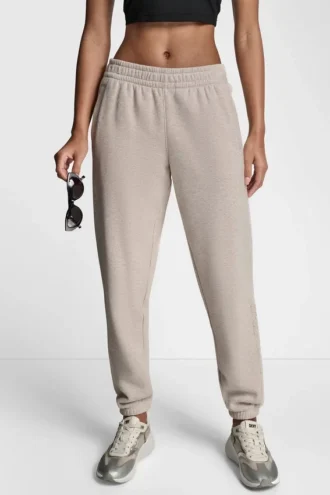 Pantalones Jogger con logotipo de pedrería y contorno bordado en relieve