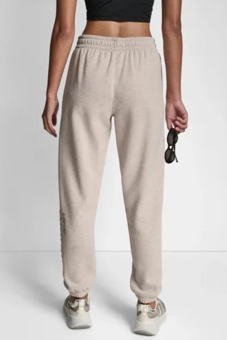 Pantalones Jogger con logotipo de pedrería y contorno bordado en relieve