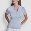 Polo acanalado con botones de pedrería Polo acanalado con botones de pedrería