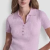 Polo acanalado con botones de pedrería Polo acanalado con botones de pedrería