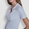 Polo acanalado con botones de pedrería Polo acanalado con botones de pedrería