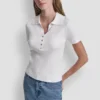 Polo acanalado con botones de pedrería Polo acanalado con botones de pedrería