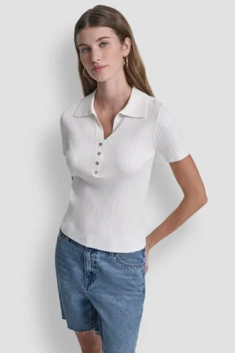 Polo acanalado con botones de pedrería