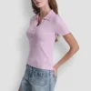Polo acanalado con botones de pedrería Polo acanalado con botones de pedrería