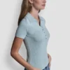 Polo acanalado con botones de pedrería Polo acanalado con botones de pedrería