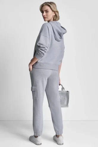 Sudadera con capucha de felpa de hombros caídos y logotipo metálico en forma de burbuja