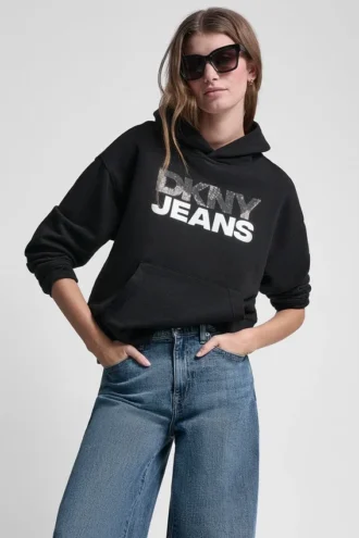 Sudadera con capucha y logotipo de pedrería apilada