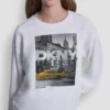 Sudadera con logo de taxi de DKNY con pedrería