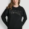 Sudadera de cuello redondo con el logotipo de DKNY impreso y bordado con Pedrería
