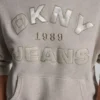 Sudadera DKNY Vaqueros con logotipo bordado en satén y puntada de cadena